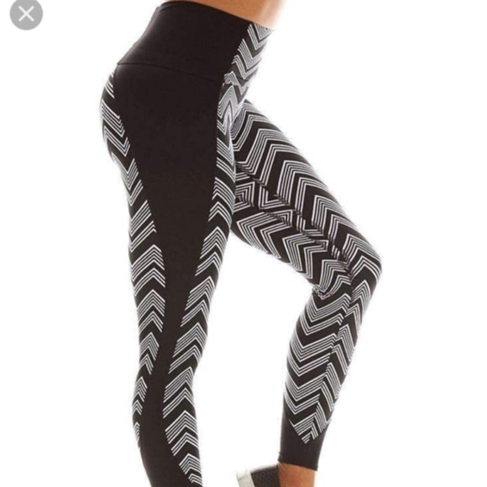 K-DEER Black & White Chevron High-Waist Leggings
